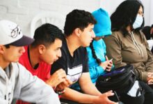 Jóvenes beneficiarios del programa Jóvenes en Paz recibiendo transferencias