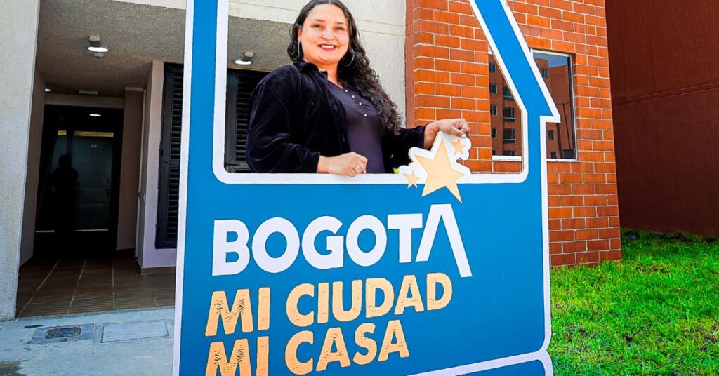 Familia en Bogotá postulándose al subsidio de arriendo solidario