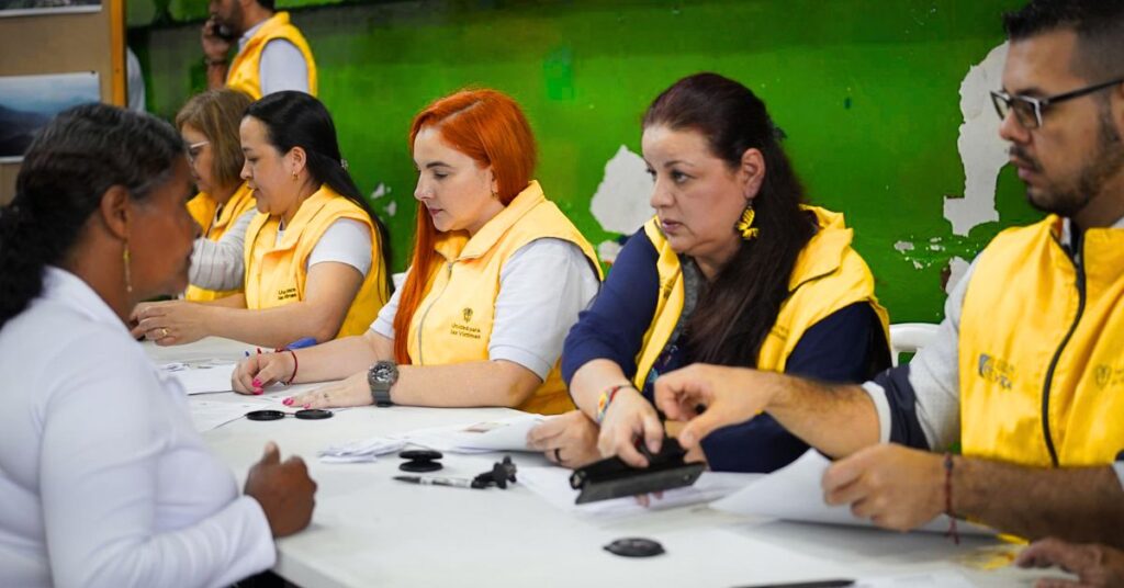 Director de la Unidad de Víctimas entregando una carta de indemnización a una víctima en Ituango.