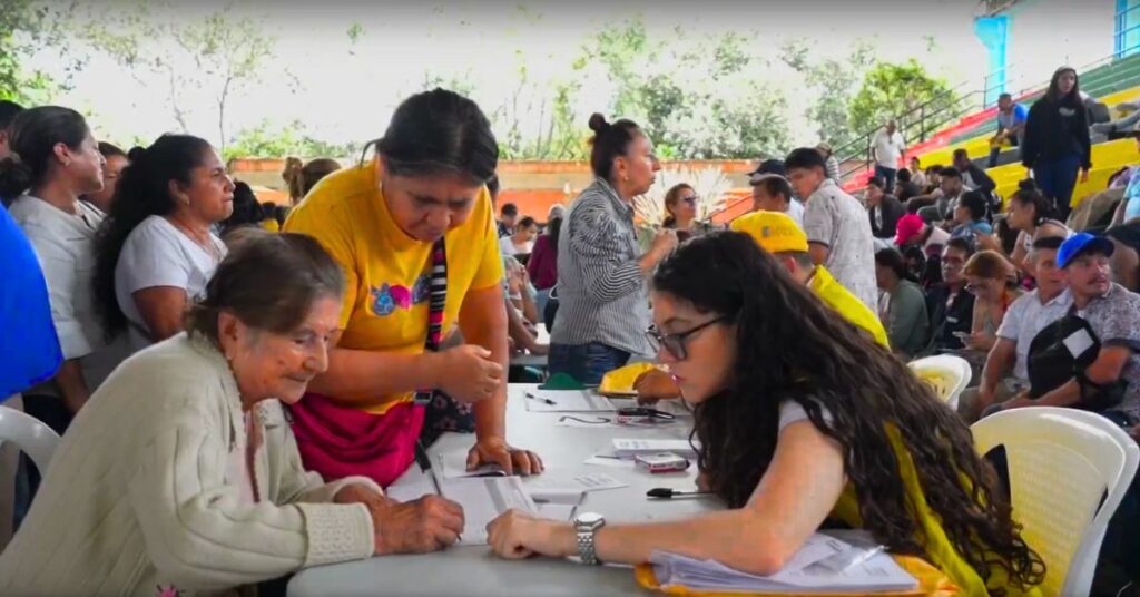Adultos mayores beneficiarios del Pilar Solidario en Colombia