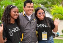 Jóvenes universitarios reciben apoyo económico del programa Renta Joven