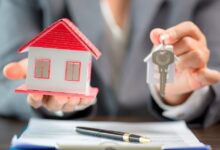 Hogar colombiano accediendo a subsidio para vivienda usada en 2025