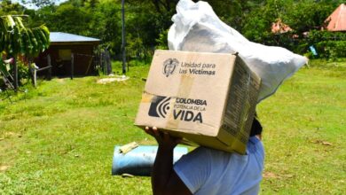 Unidad de Víctimas entregando kits de albergue y alimentos a familias desplazadas en Briceño
