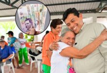Adulto mayor sonriente contando dinero o recibiendo el pago del subsidio Colombia Mayor
