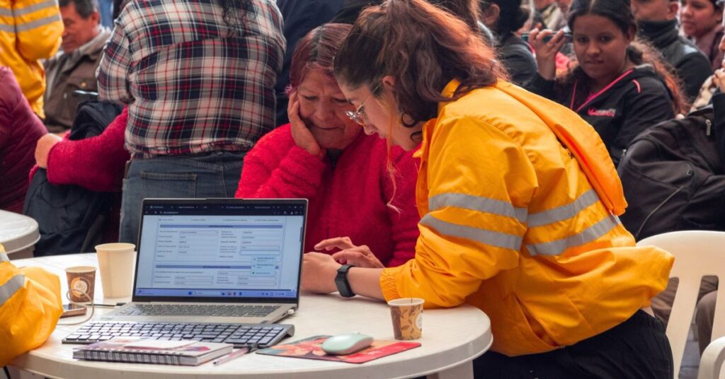 Familia consultando la corrección de datos del Sisbén IV para el Ingreso Mínimo Garantizado