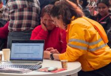 Familia consultando la corrección de datos del Sisbén IV para el Ingreso Mínimo Garantizado