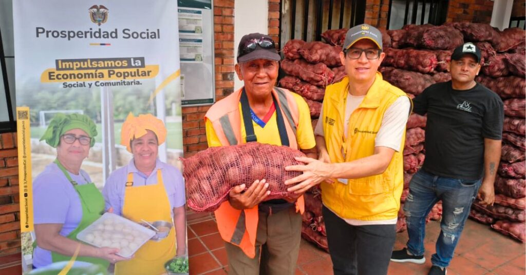 Familias vulnerables recibiendo bolsas de papa del programa Alimentos para la Vida de Prosperidad Social