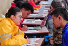 Personas migrantes recibiendo servicios y documentos en la feria de regularización en Kennedy, Bogotá
