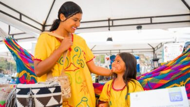 Emprendedora víctima del conflicto mostrando artesanías Wayúu en la feria Sembradores de Paz 2025