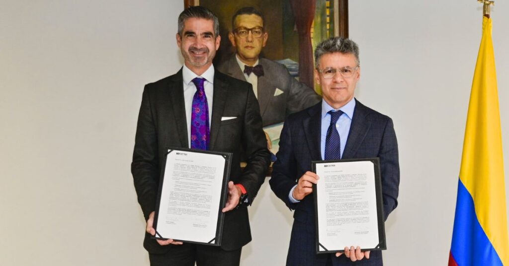 Presidentes de ICETEX y Banco Agrario firmando alianza para educación financiera y emprendimiento