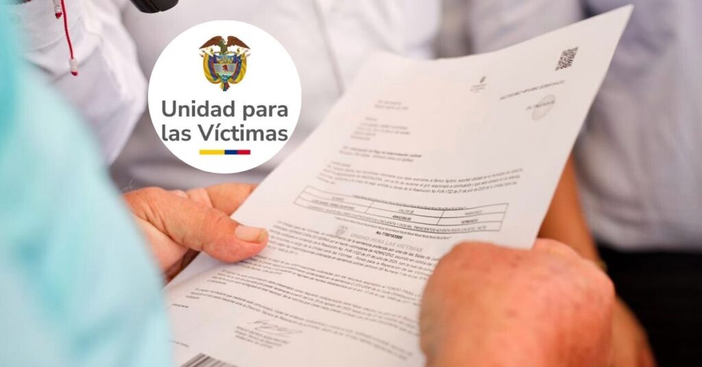 Víctima del conflicto recibiendo la carta de indemnización judicial en Magdalena
