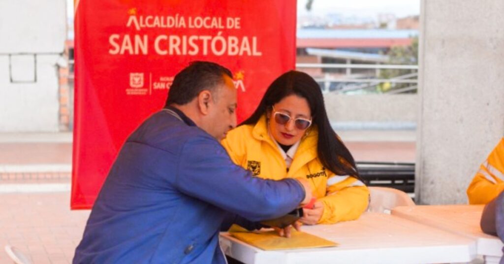 Funcionarios de la Secretaría de Integración Social asesorando a beneficiarios del Ingreso Mínimo Garantizado