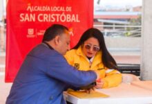 Funcionarios de la Secretaría de Integración Social asesorando a beneficiarios del Ingreso Mínimo Garantizado