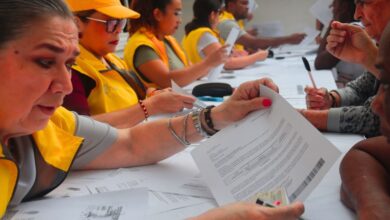 Subdirector de la Unidad para las Víctimas entregando cartas de indemnización en Cali