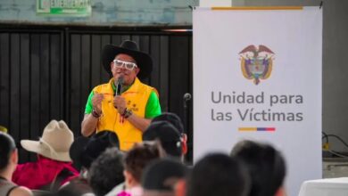 Director de la Unidad para las Víctimas entregando carta de indemnización en Casanare