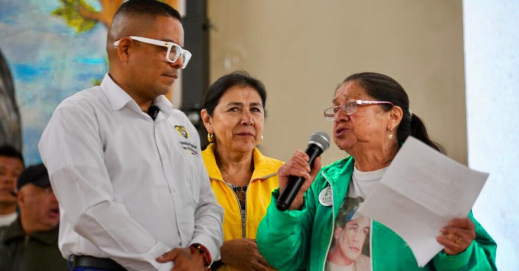 Director Unidad para las Víctimas entregando carta de indemnización a adulto mayor en Nariño
