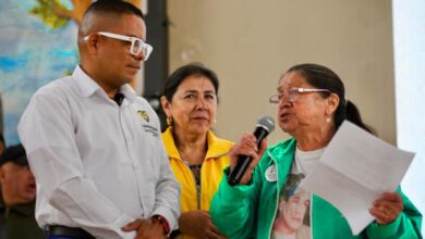 Director Unidad para las Víctimas entregando carta de indemnización a adulto mayor en Nariño