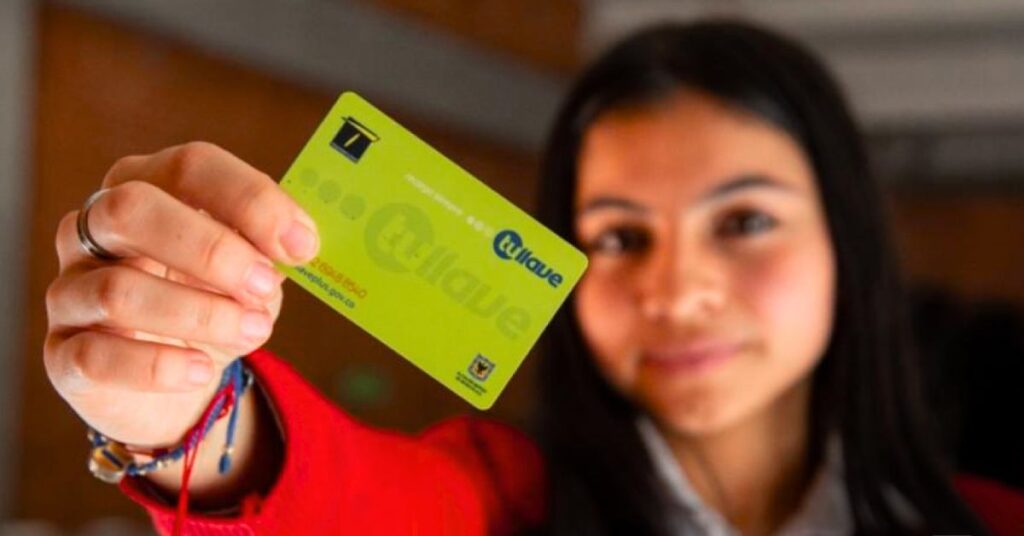 Estudiante utilizando la tarjeta TuLlave o un adulto cobrando subsidio de transporte escolar
