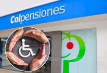 revisando documentos de Colpensiones para pensión por invalidez