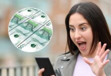 Beneficiario de Renta Ciudadana haciendo una transferencia en su celular