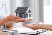 Familias consultando en una Caja de Compensación sobre el nuevo subsidio de vivienda de 50.000 millones de pesos