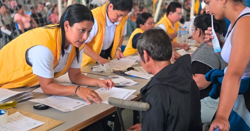 Entrega de cartas de indemnización de la Unidad para las Víctimas a adultos mayores en Putumayo