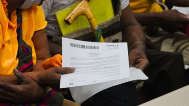 Funcionarios entregando la carta de pago de indemnización a una víctima del conflicto en el Cesar o La Guajira