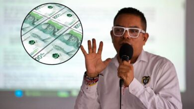 Funcionarios de la Unidad para las Víctimas entregando cartas de indemnización por $18.200 millones en territorio