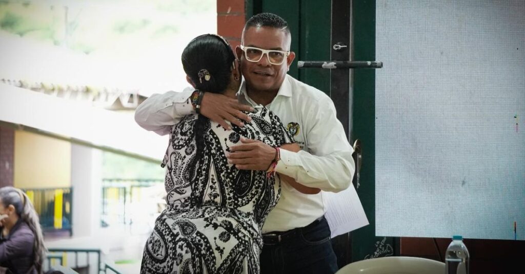 Adith Rafael Romero, entregando la carta de indemnización a un sobreviviente del conflicto en Quindío