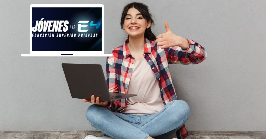 Joven celebrando su ingreso a la universidad en Bogotá