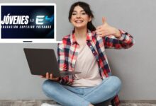 Joven celebrando su ingreso a la universidad en Bogotá