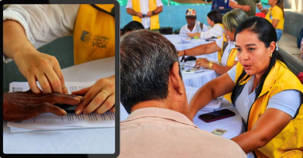 Director territorial de la Unidad para las Víctimas entregando una carta de indemnización en La Guajira