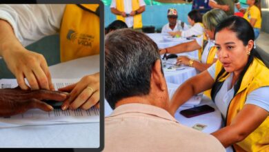 Director territorial de la Unidad para las Víctimas entregando una carta de indemnización en La Guajira