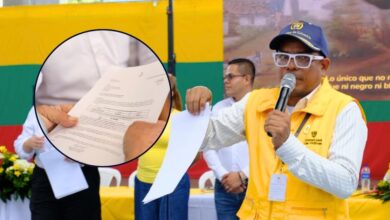 víctimas del conflicto armado en Sucre recibiendo cartas de indemnización de la Unidad para las Víctimas