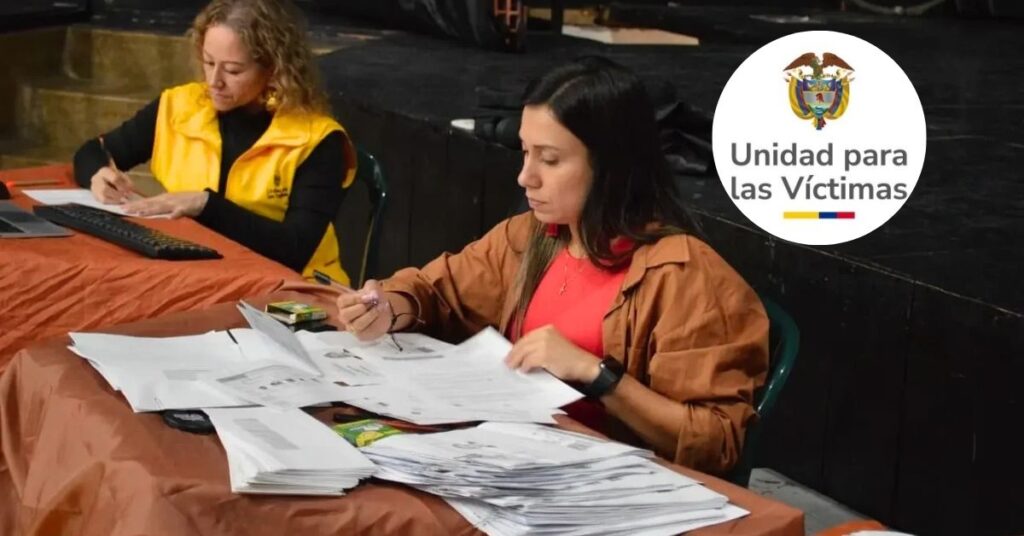 Víctimas del conflicto armado en el Eje Cafetero recibiendo cartas de indemnización de la Unidad para las Víctimas