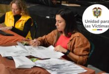 Víctimas del conflicto armado en el Eje Cafetero recibiendo cartas de indemnización de la Unidad para las Víctimas