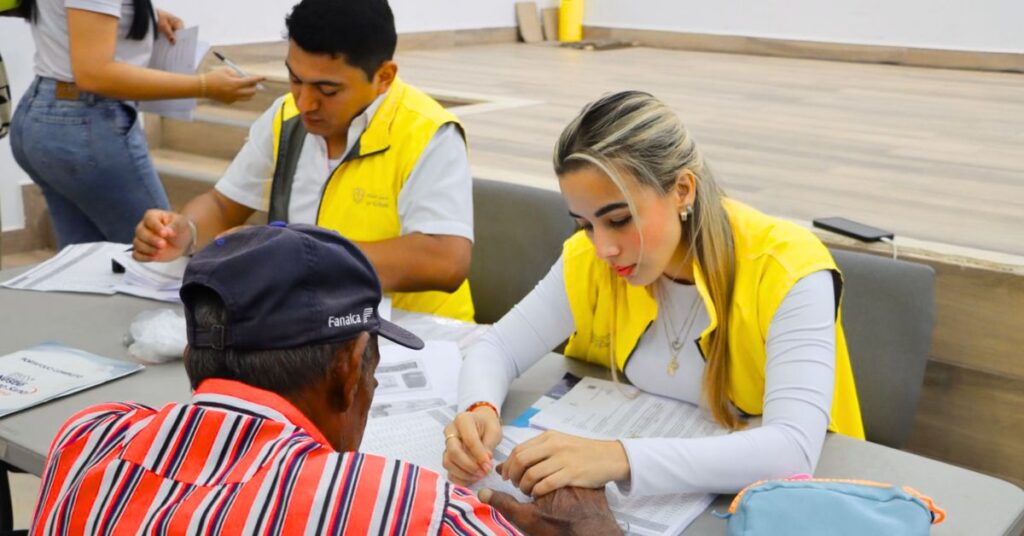 Sobrevivientes del conflicto armado recibiendo cartas de indemnización de la Unidad para las Víctimas