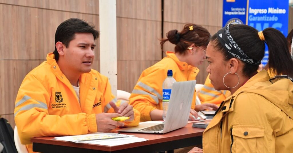 Personas haciendo fila en la localidad de Kennedy para recibir orientación sobre Ingreso Mínimo Garantizado