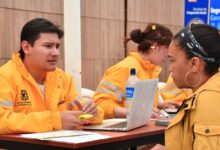 Personas haciendo fila en la localidad de Kennedy para recibir orientación sobre Ingreso Mínimo Garantizado