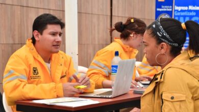 Personas haciendo fila en la localidad de Kennedy para recibir orientación sobre Ingreso Mínimo Garantizado