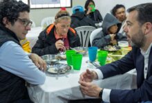 Alcalde de Bogotá inaugurando el nuevo comedor comunitario Vitelma en San Cristóbal
