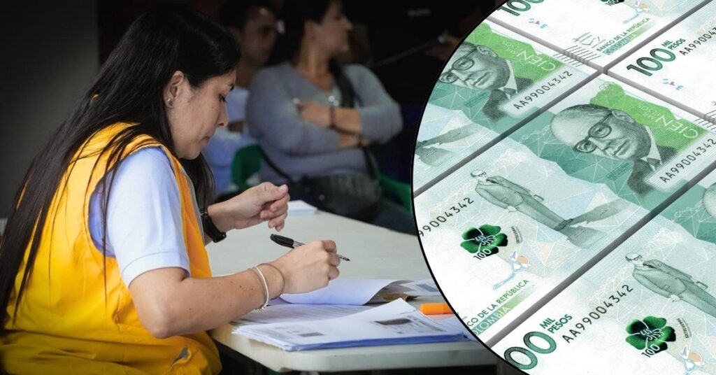 entregando la carta de indemnización a un sobreviviente del conflicto en Quindío