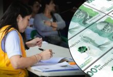 entregando la carta de indemnización a un sobreviviente del conflicto en Quindío