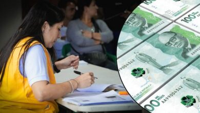 entregando la carta de indemnización a un sobreviviente del conflicto en Quindío