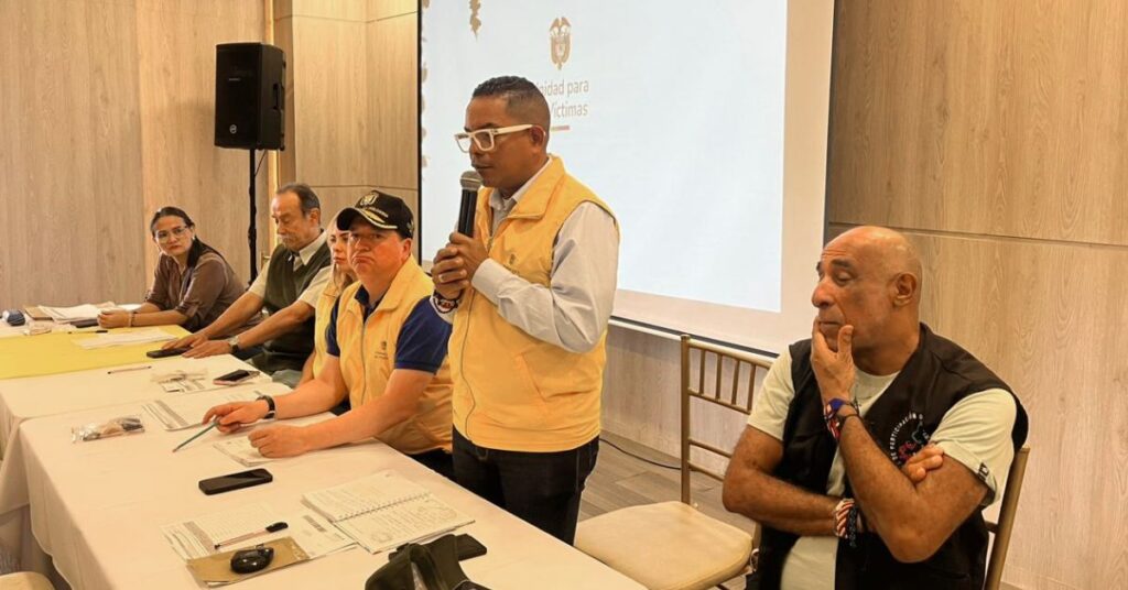 Director de la Unidad para las Víctimas entregando una carta de indemnización en un evento en San Gil, Santander.