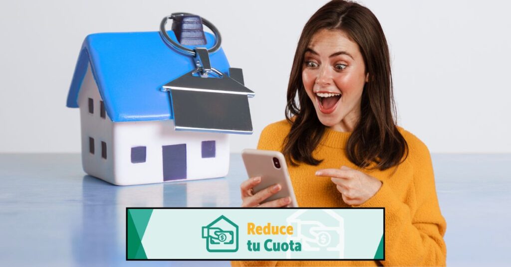 Familias en Bogotá celebrando la reducción de su cuota hipotecaria gracias al subsidio Reduce tu Cuota del Hábitat