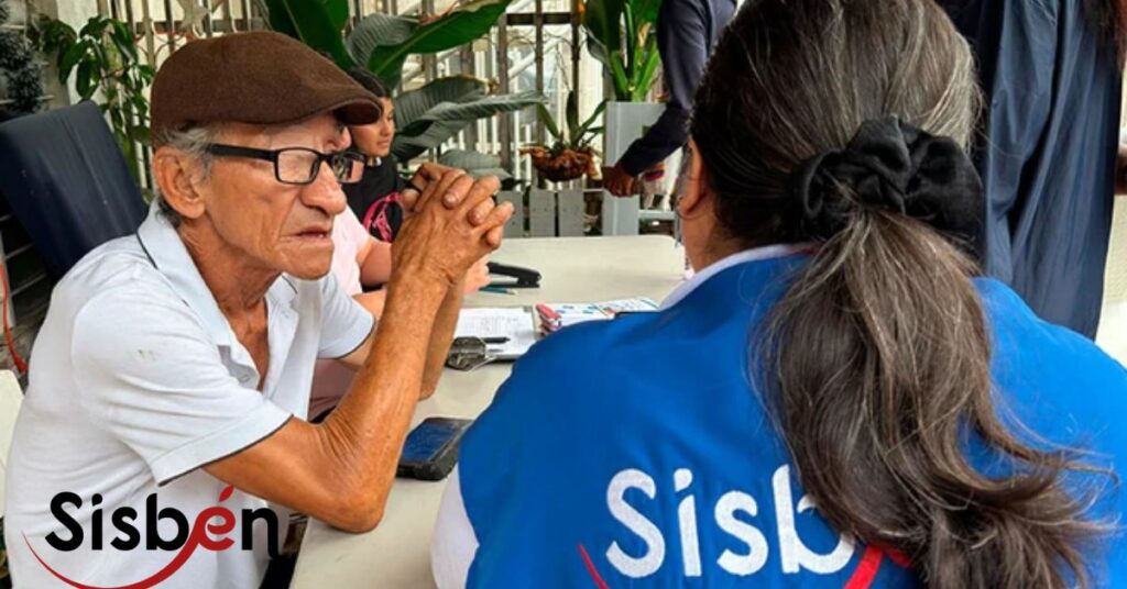 Ciudadano recibiendo asesoría en la oficina principal del Sisbén en Cali