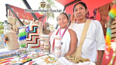 Emprendedores de la economía popular registrándose en el programa de Prosperidad Social