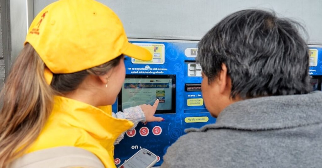 Persona activando el beneficio de pasajes gratis en un punto de carga de TransMilenio en Bogotá