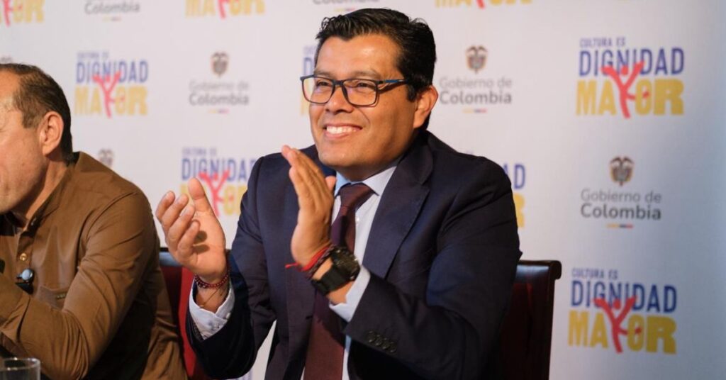Artista mayor colombiano recibiendo información sobre el programa Cultura es Dignidad Mayor